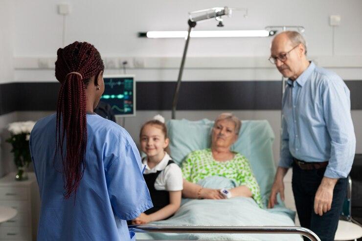 Acompanhamento de Idosos em Hospitais Acompanhamento de Idosos em Hospitais