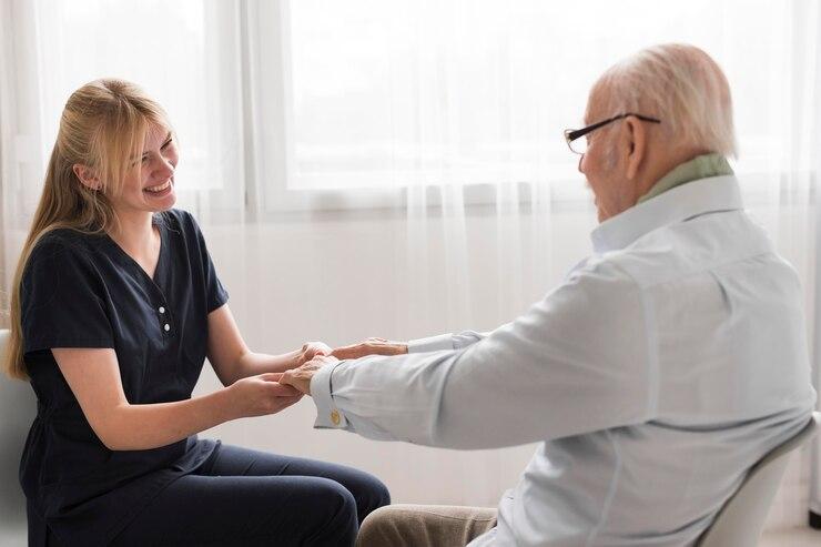 O benefício do acompanhamento de idoso em hospitais O benefício do acompanhamento de idoso em hospitais
